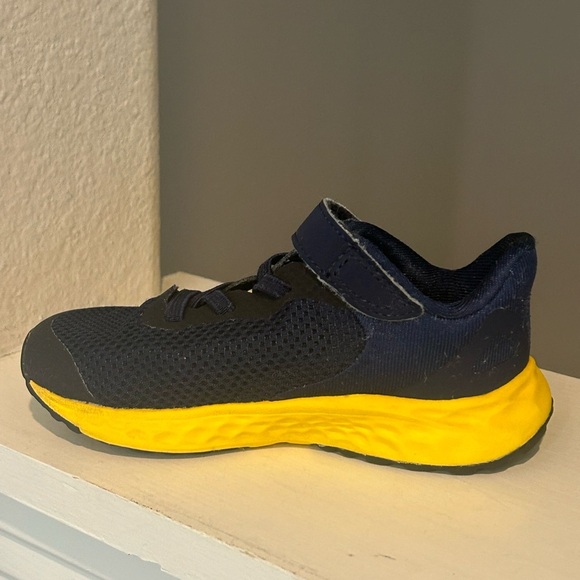 New Balance Kids Arishi V4 Hook & Loop Shoe, Navy/Red, Size 8 Toddler - Picture 3 of 9